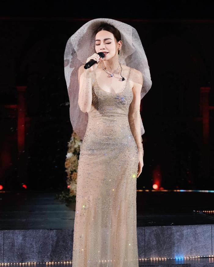 Show diễn của Hồ Ngọc Hà tại Đà Nẵng bị chê 'ít người', người hâm mộ liền tung 'bằng chứng' đáp trả Ảnh 1