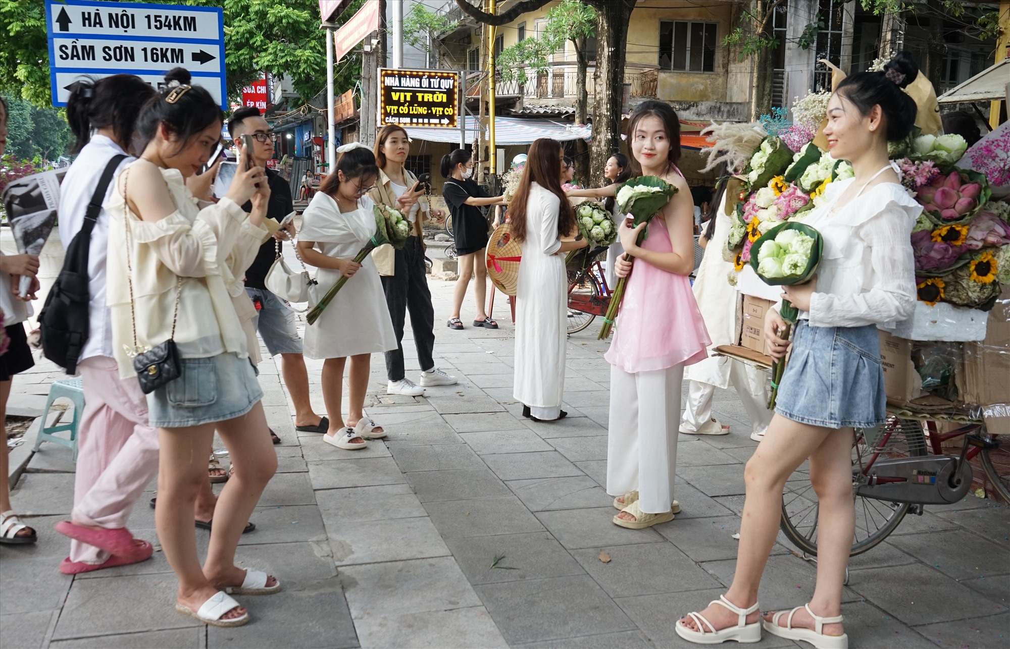 Bối cảnh thu Hà Nội được một số cá nhân dựng lên với những xe hoa có đủ các loài hoa của mùa thu. 