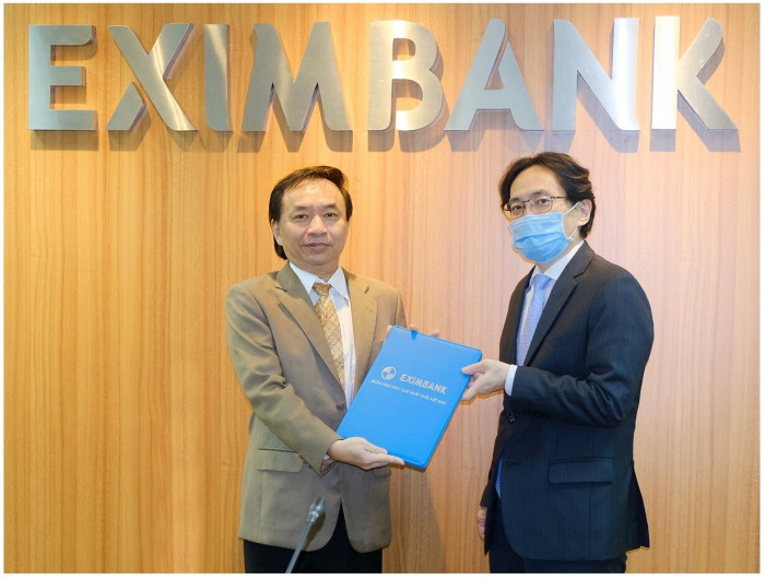 Ông Trần Tấn Lộc (trái) nhận quyết định bổ nhiệm giữ chức vụ Tổng Giám đốc Eximbank từ ông Yasuhiro Saitoh, Chủ tịch HĐQT Eximbank