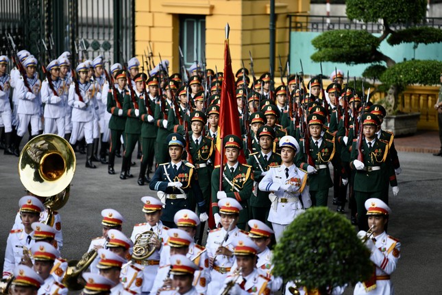 Đội Danh dự Quân đội Nhân dân Việt Nam tiến vào Phủ Chủ tịch, sẵn sàng lễ đón Tổng thống Mỹ Joe thăm cấp Nhà nước đến Việt Nam.