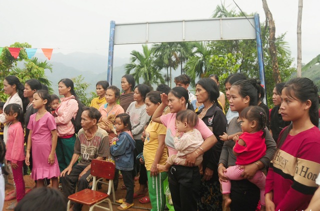 Những hình ảnh 'lịch sử', độc đáo của thầy trò vùng cao đón chào năm học mới - Ảnh 3.