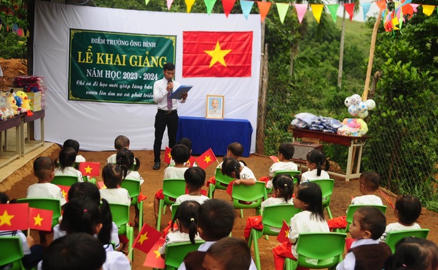 Những hình ảnh 'lịch sử', độc đáo của thầy trò vùng cao đón chào năm học mới - Ảnh 4.