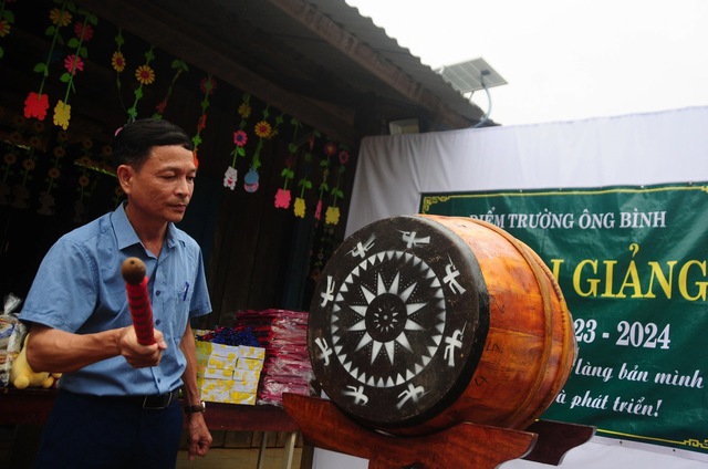 Những hình ảnh 'lịch sử', độc đáo của thầy trò vùng cao đón chào năm học mới - Ảnh 5.