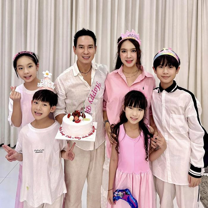 Gia đình Lý Hải, Minh Hà diện trang phục với tông màu hồng, trắng trong ngày đặc biệt