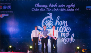 Ông Nguyễn Ngọc Huy - đại diện English Mr. Bean - là khách mời danh dự trong buổi lễ đón tân sinh viên ĐH Kinh tế - ĐHĐN
