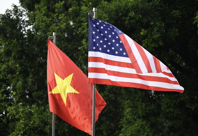 Quốc kỳ hai nước Việt Nam và Mỹ tung bay ở Phủ Chủ tịch.