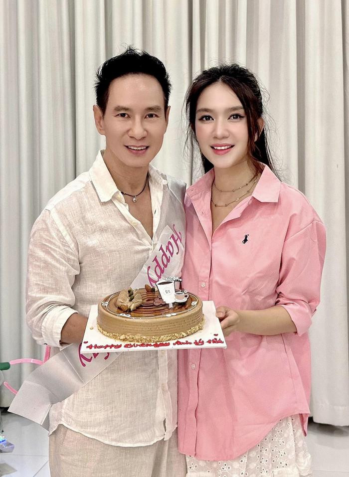 Lý Hải và Minh Hà vui vẻ tạo dáng bên chiếc bánh sinh nhật
