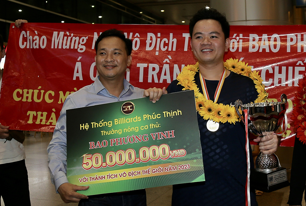 Ông Lương Khắc Tâm trao thưởng 50 triệu đồng động viên Bao Phương Vinh.