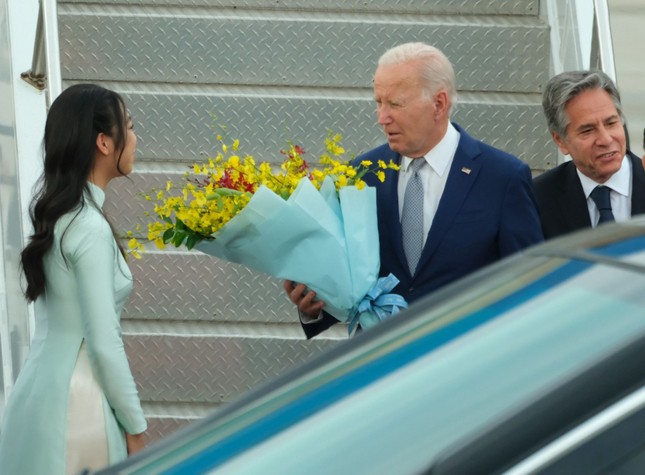 Thiếu nữ Thủ đô tặng hoa, chào mừng Tổng thống Mỹ Joe Biden tới Hà Nội, bắt đầu chuyến thăm cấp Nhà nước tới Việt Nam.