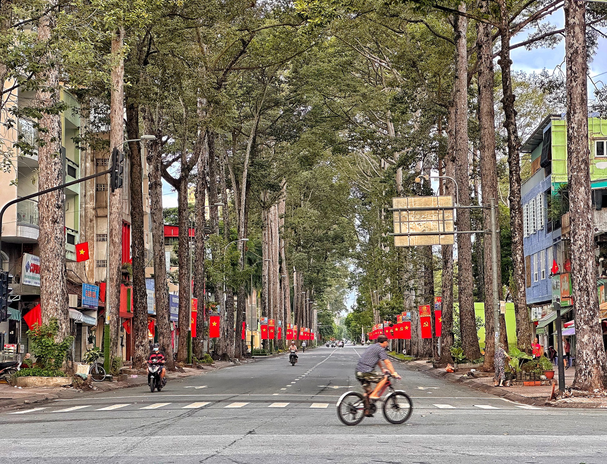 Đường phố TP.HCM vắng xe, cờ đỏ sao vàng rực rỡ khắp nơi trong ngày Quốc Khánh 