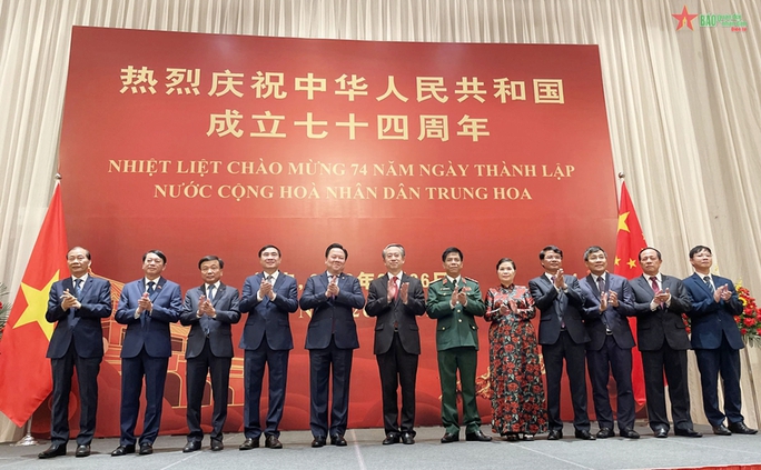 Đại sứ quán Trung Quốc tại Việt Nam tổ chức chiêu đãi trọng thể nhân dịp kỷ niệm 74 năm Quốc khánh Trung Quốc tối 26-9 tại Hà Nội. Ảnh: Quân đội nhân dân