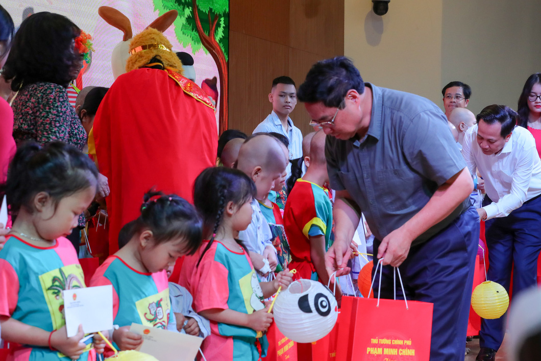 Thủ tướng Phạm Minh Chính dành các phần quà nhỏ nhân dịp Trung thu tới các bệnh nhi đang điều trị bệnh liên quan đến máu - Ảnh: HÀ QUÂN