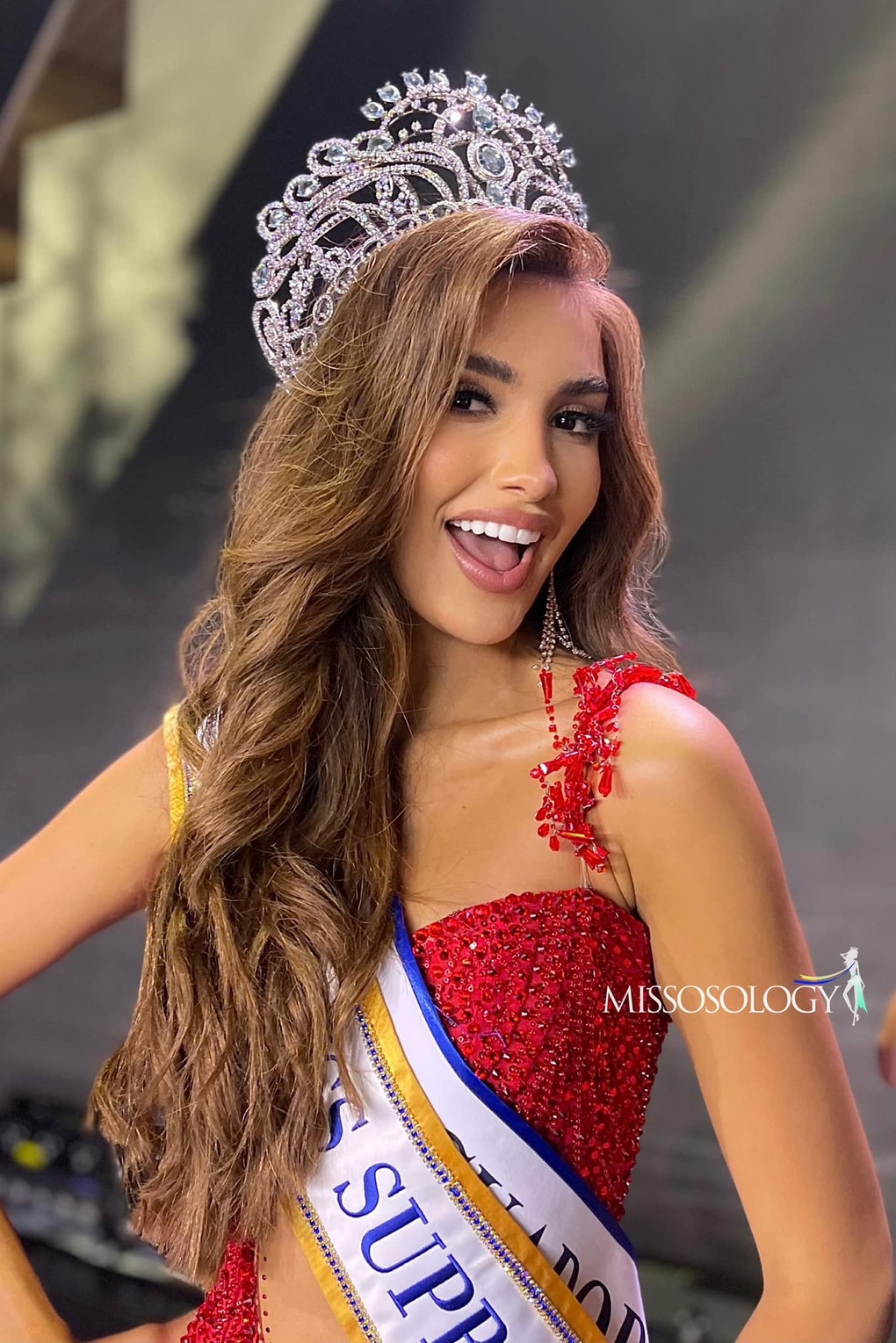 Andrea Aguilera từng là Á hậu 1 cuộc thi Hoa hậu Hòa bình Thế giới 2021 nhưng quyết định từ bỏ vương miện để tham dự Hoa hậu Siêu quốc gia 2023