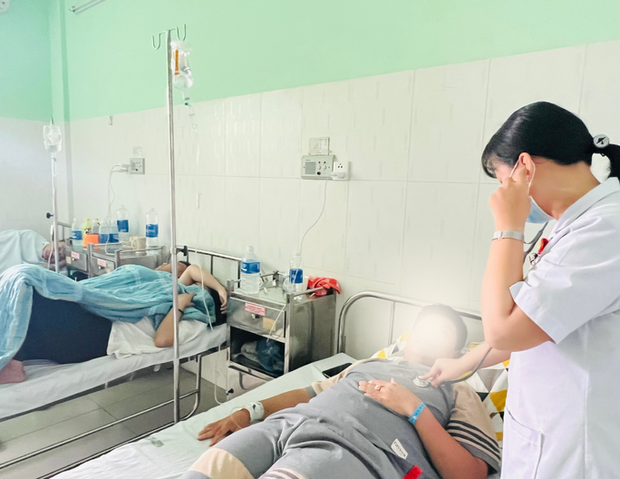 Bệnh nhân bị ngộ độc sau khi ăn bánh mì Phượng đang được điều trị tại Bệnh viện Vĩnh Đức