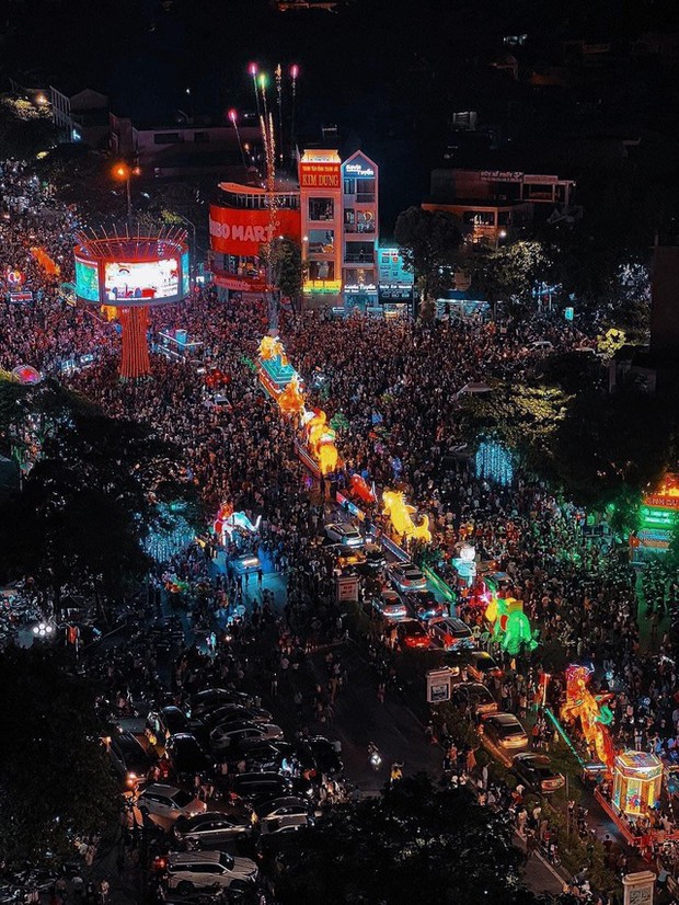 Các lồng đèn khổng lồ diễu hành từ trên cao trong khuôn khổ "Đêm hội Thành Tuyên".