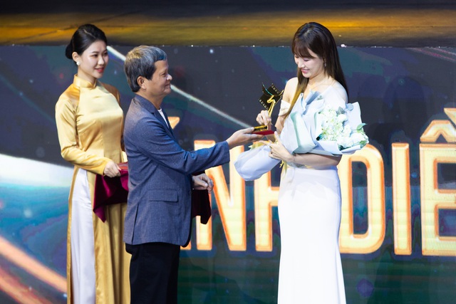 Trấn Thành bận dẫn chung kết Rap Việt, Hari Won thay chồng nhận giải ở Cánh Diều Vàng 2023 