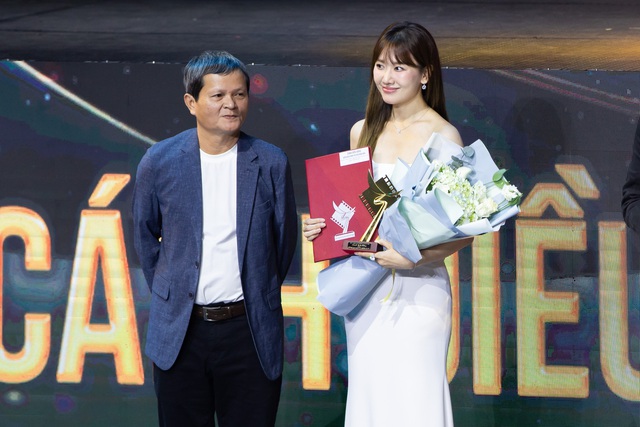 Trấn Thành bận dẫn chung kết Rap Việt, Hari Won thay chồng nhận giải ở Cánh Diều Vàng 2023 