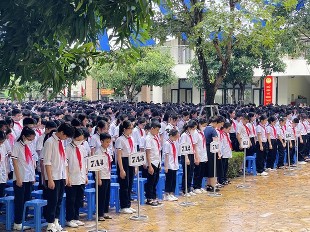 Học sinh Trường THCS Khương Đình, quận Thanh Xuân cũng dành phút mặc niệm xúc động tưởng nhớ 6 học sinh đã mất trong lễ Chào cờ đầu tuần.