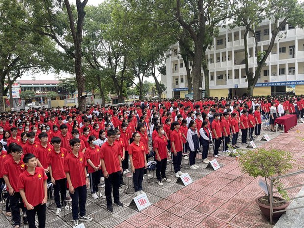 Thầy trò Trường THPT Cao Bá Quát, huyện Gia Lâm (Hà Nội) dành phút mặc niệm sáng nay.