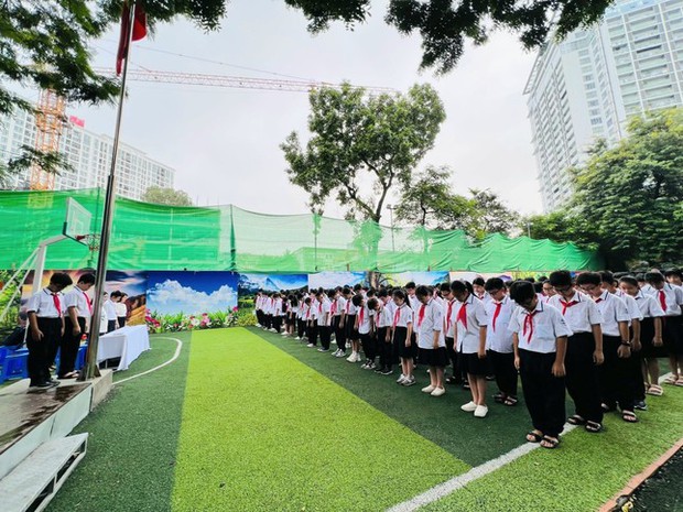 Học sinh Trường THCS giảng Võ, quận Ba Đình (Hà Nội) xúc động dành phút mặc niệm trong lễ Chào cờ.