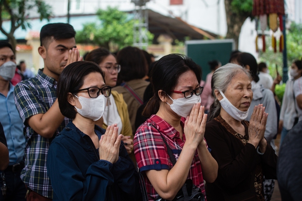 Mọi người đều mong muốn được thắp nén hương và cầu nguyện, chia sẻ nỗi đau mất mát với gia đình của các nạn nhân vụ cháy chung cư mini Hà Nội