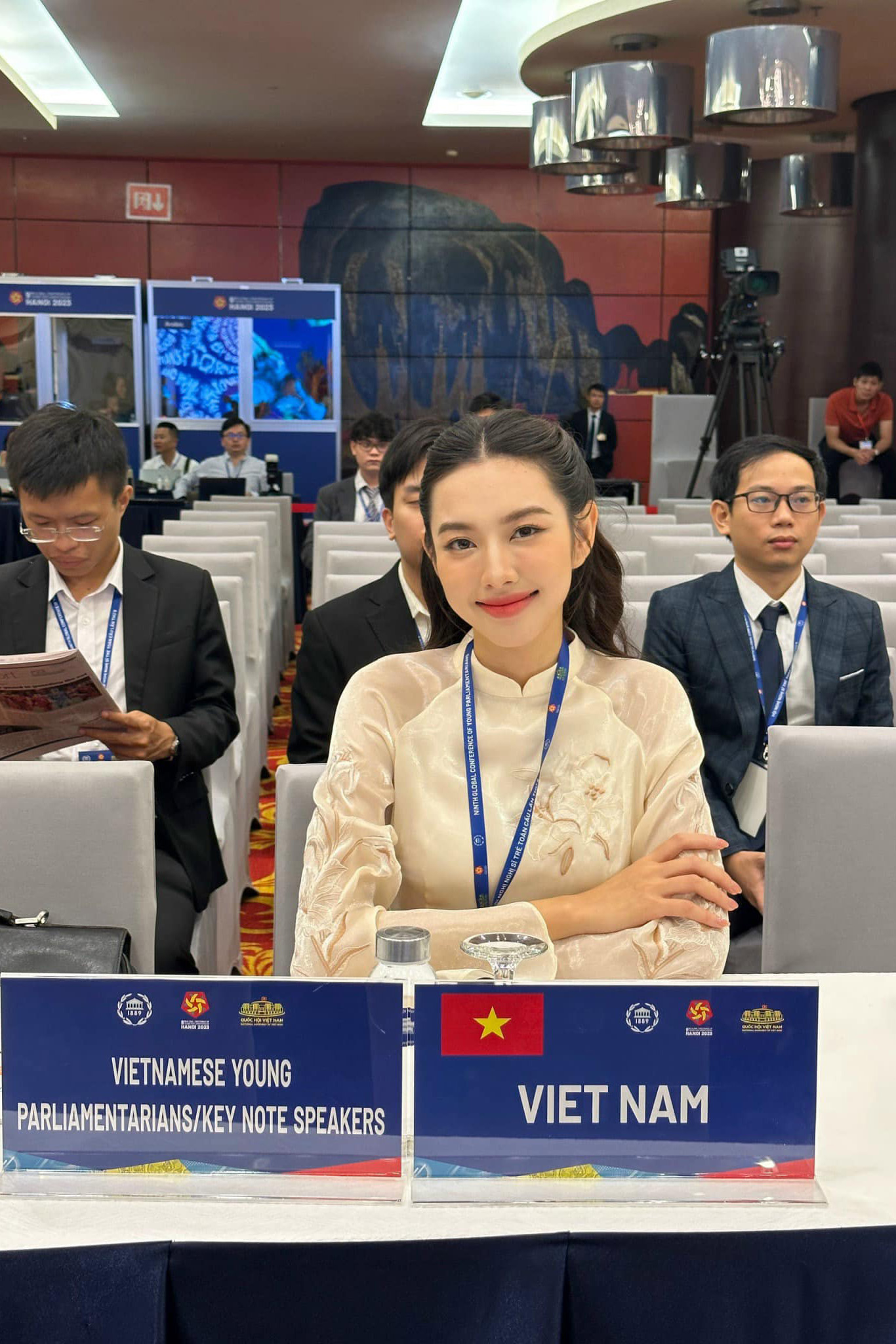 Thùy Tiên là một trong 20 đại biểu của nước chủ nhà tham gia Hội nghị Nghị sĩ trẻ toàn cầu lần thứ 9 hôm 16/9