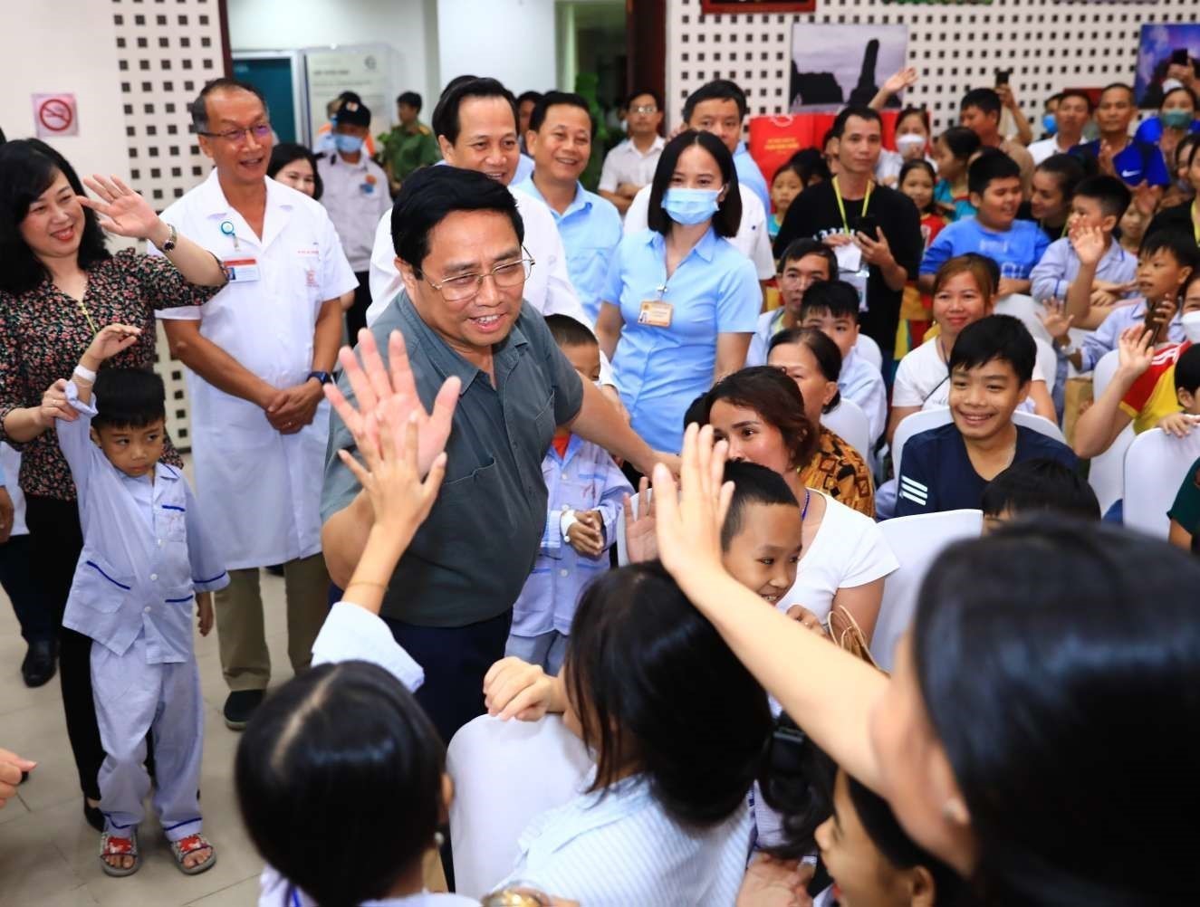   Thủ tướng Phạm Minh Chính thăm hỏi, động viên các bệnh nhi và người thân. Ảnh: Hoàng Hiếu