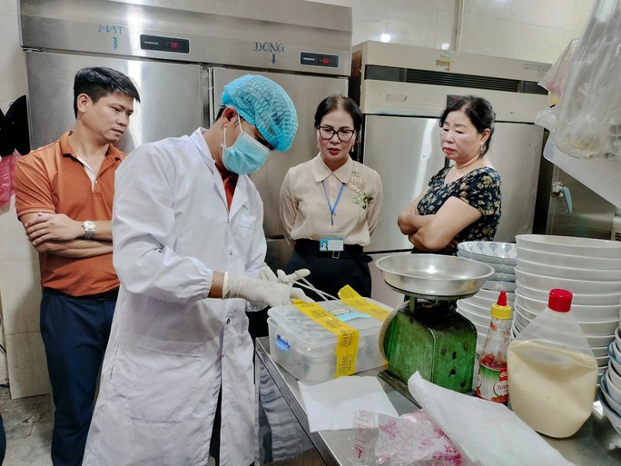 Chi cục An toàn vệ sinh thực phẩm tỉnh Quảng Nam lấy mẫu tại tiệm bánh mì Phượng đưa đi kiểm nghiệm