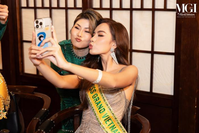 Lê Hoàng Phương hào hứng chụp ảnh "sống ảo" với phó chủ tịch Miss Grand International (Ảnh: Viet Quy Team)