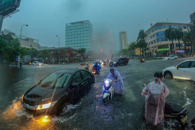 Mưa trắng trời ngay trưa 13-10 tại Đà Nẵng gợi lại ký ức trận mưa lịch sử cách đây đúng 1 năm 