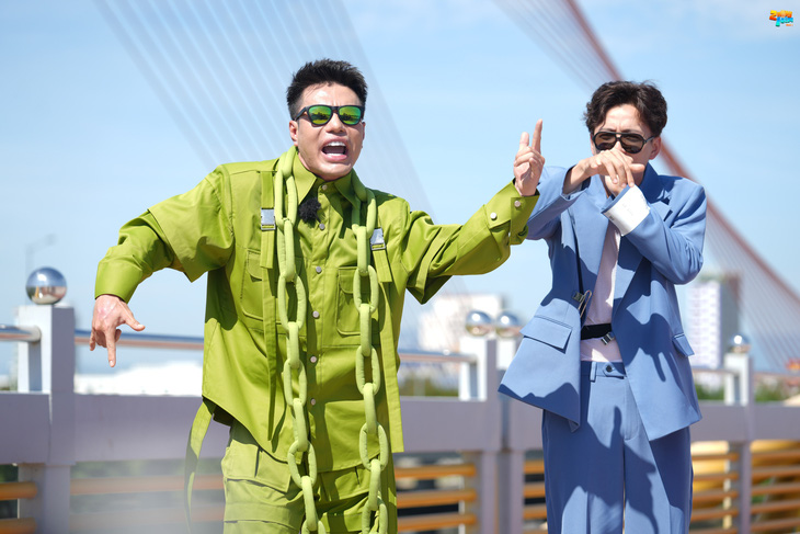 Lê Dương Bảo Lâm (trái) đang biểu diễn rap trong chương trình 2 ngày 1 đêm mùa 2 thì răng sứ lại rớt - Ảnh: BTC