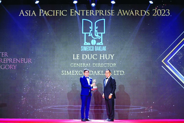 Ông Lê Đức Huy - Tổng Giám đốc Simexco DakLak nhận giải “Doanh nhân xuất sắc châu Á - Master Entrepreneur Award 2023”