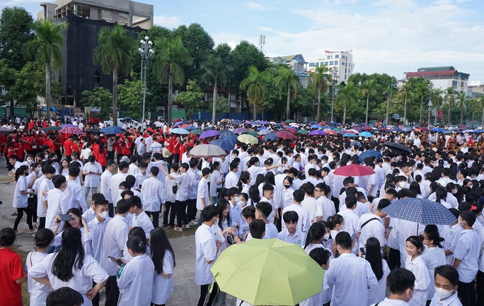 8.000 học sinh tiếp lửa cho nhà leo núi đưa cầu truyền hình Đường lên đỉnh Olympia về Thanh Hóa - Ảnh 8.