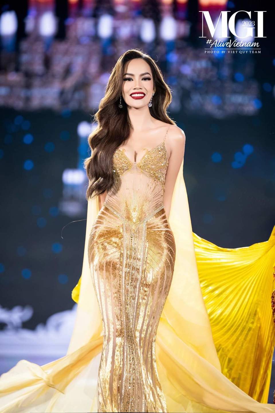 Lê Hoàng Phương trình diễn trang phục dạ hội tại đêm bán kết Miss Grand International Hoa hậu Hòa bình Quốc tế 2023.