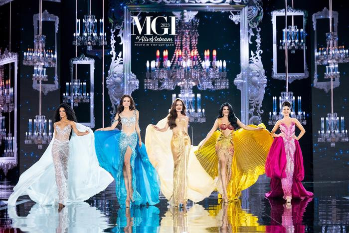 Thí sinh Miss Grand International chia nhóm 4 người, đi catwalk cùng nhau.