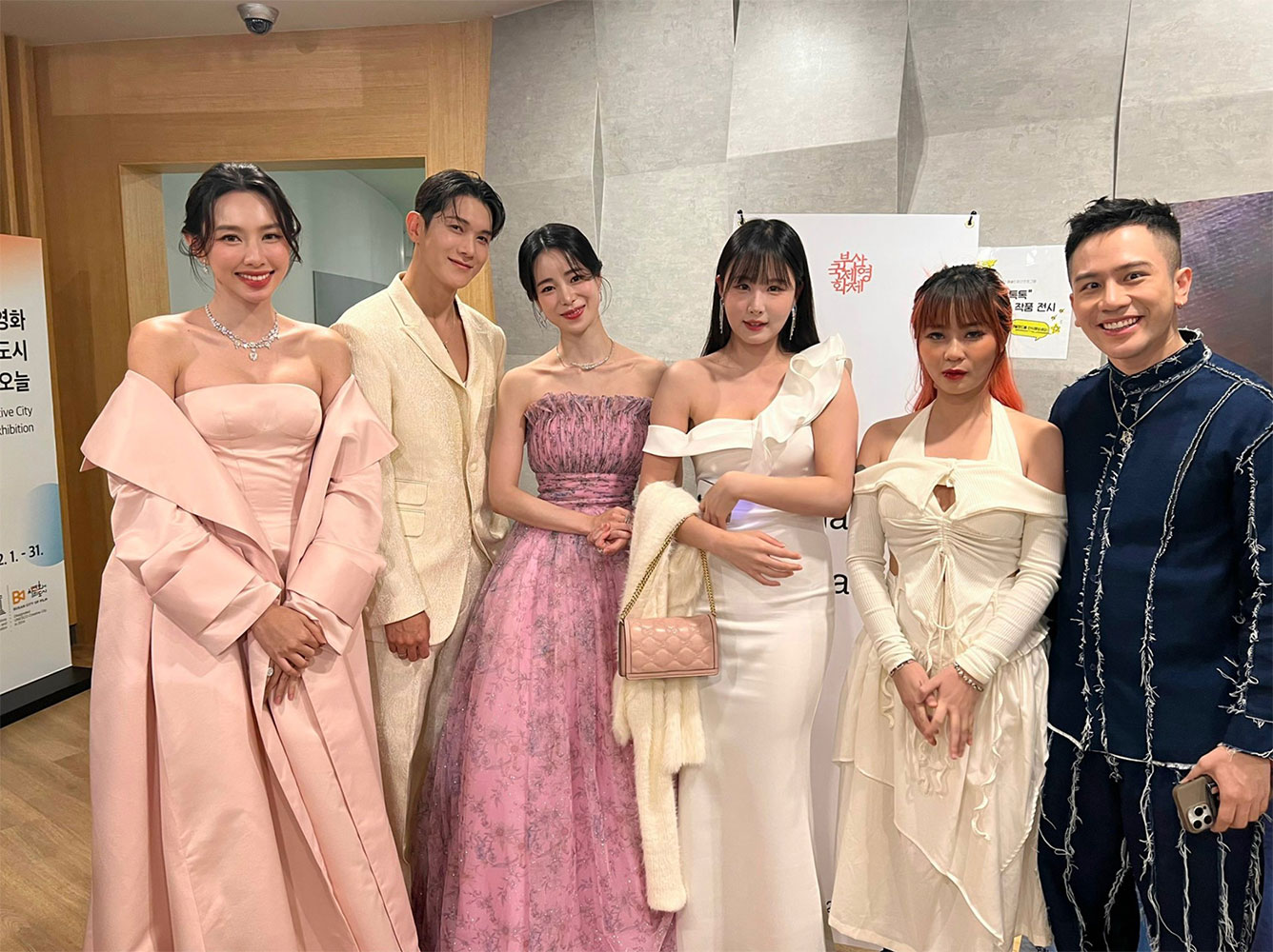 Hoa hậu Thùy Tiên (bìa trái) chụp ảnh cùng các diễn viên Hàn Quốc, trong số đó có Lim Ji Yeon (đầm hồng)  ở liên hoan phim quốc tế Busan