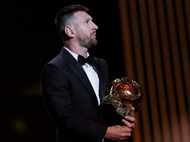 Lionel Messi nhận danh hiệu Quả Bóng Vàng thứ 8 trong sự nghiệp.