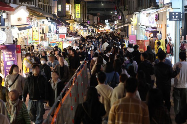 Chùm ảnh: Nhiều người đổ về Itaewon và Hongdae (Hàn Quốc) mừng lễ hội Halloween, công tác bảo vệ an toàn như thế nào? - Ảnh 3.