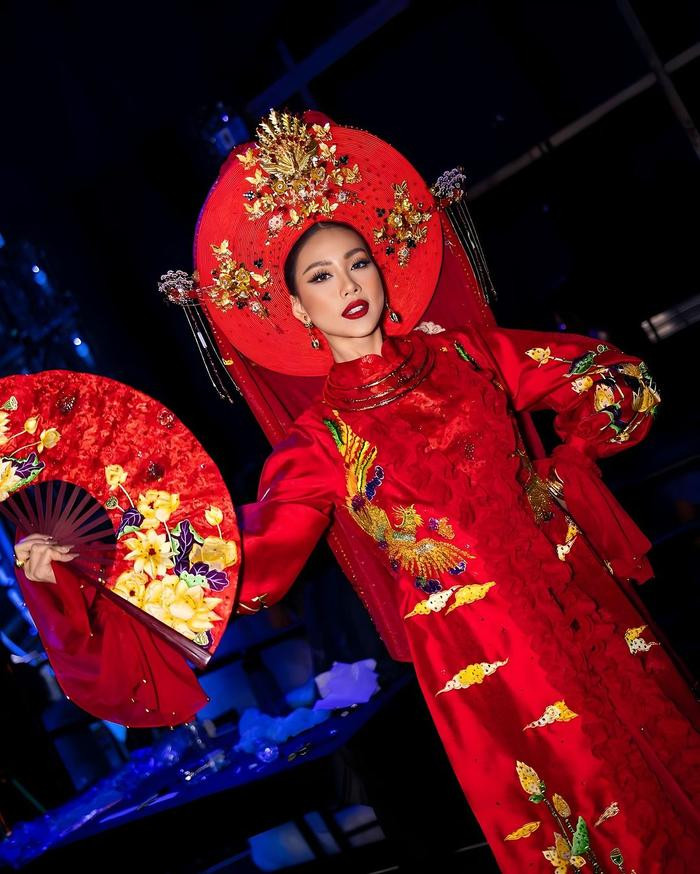 Bùi Quỳnh Hoa trong thiết kế “Cô Sen” tại phần thi National Costume (trang phục dân tộc) hôm 17/11. 