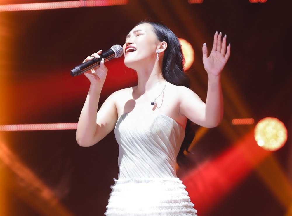 Nguyên Hà trình bày ca khúc 'Nhắm mắt thấy mùa hè'.