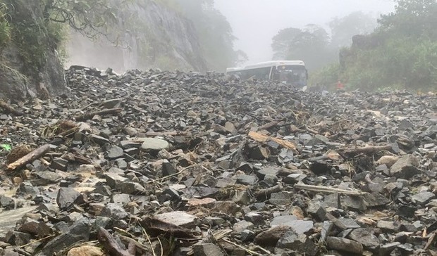 Đất đá đổ xuống mặt đường đèo Khánh Lê tại Km59+790 khiến tuyến đường bị tắc hoàn toàn