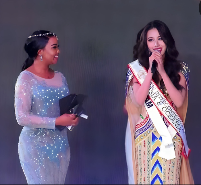 Ngọc Hằng trong phần thi ứng xử Top 7 Hoa hậu Liên lục địa 2023. 