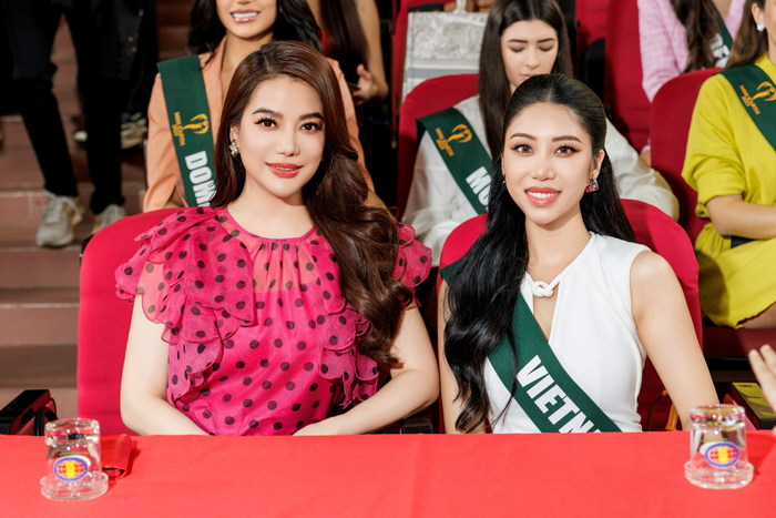 Chủ tịch Miss Earth Vietnam Trương Ngọc Ánh đọ sắc cùng đại diện Việt Nam trong chuỗi hoạt động của cuộc thi. 