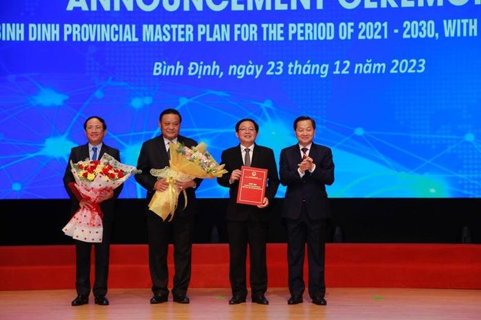  Bí thư Trung ương Đảng, Phó Thủ tướng Chính phủ Lê Minh Khái trao Quyết định của Thủ tướng Chính phủ cho lãnh đạo tỉnh Bình Định tại buổi Lễ.