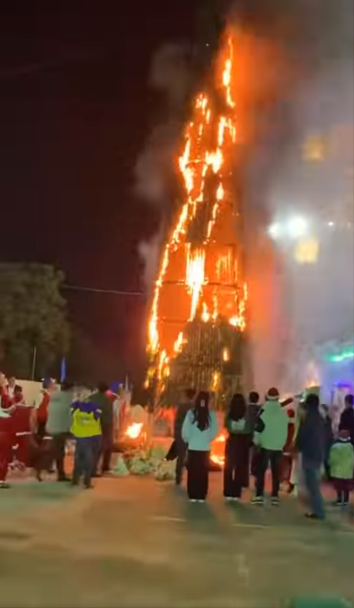 Cây thông Noel cháy ngùn ngụt giữa đêm giáng sinh tại Thái Bình
