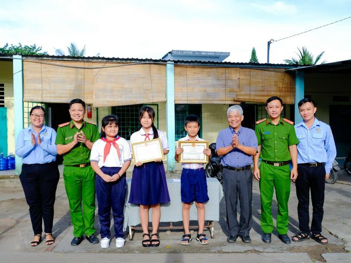 Công an phường Tân Đông Hiệp khen thưởng hai em học sinh lớp 5 dũng cảm bắt trộm