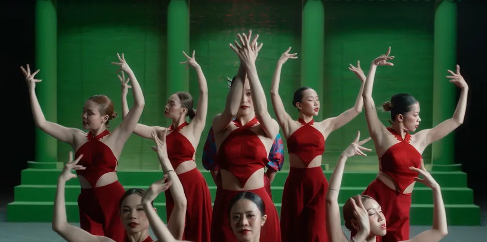 Trong MV "Theo em về nhà", Ngọc Mai không chỉ hát mà còn thể hiện vũ đạo khiến nhiều người bất ngờ.