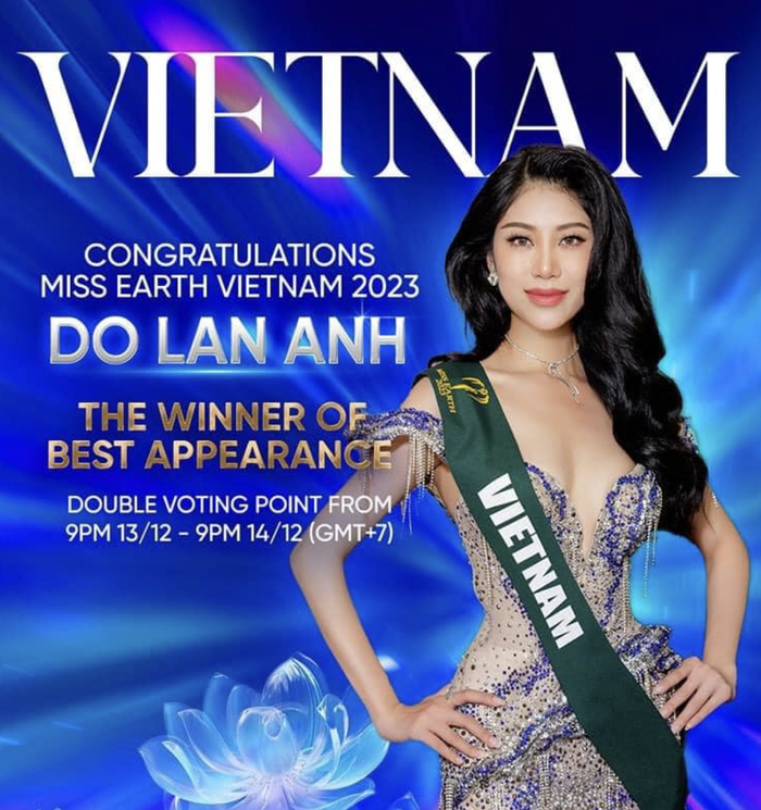 Tại sự kiện mở màn chuỗi hoạt động Miss Earth 2023, Đỗ Thị Lan Anh gây ấn tượng mạnh với chiếc đầm màu xanh bạc khoét ngực chữ V, xẻ đùi. 