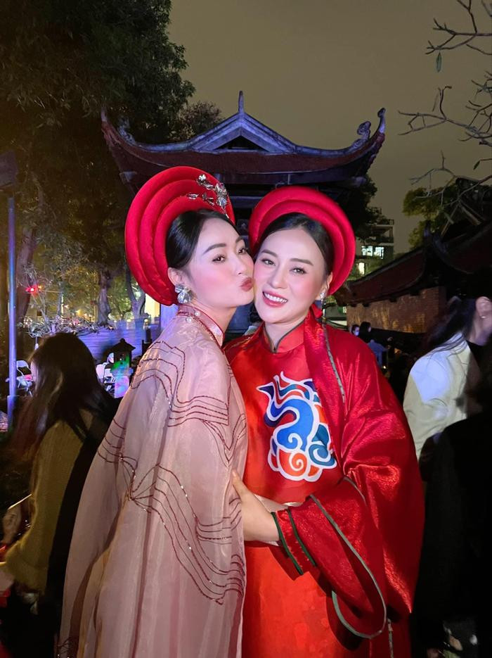 Quách Thu Phương đăng tải tấm hình hội ngộ cùng "con gái" Phương Oanh trong một sự kiện. 
