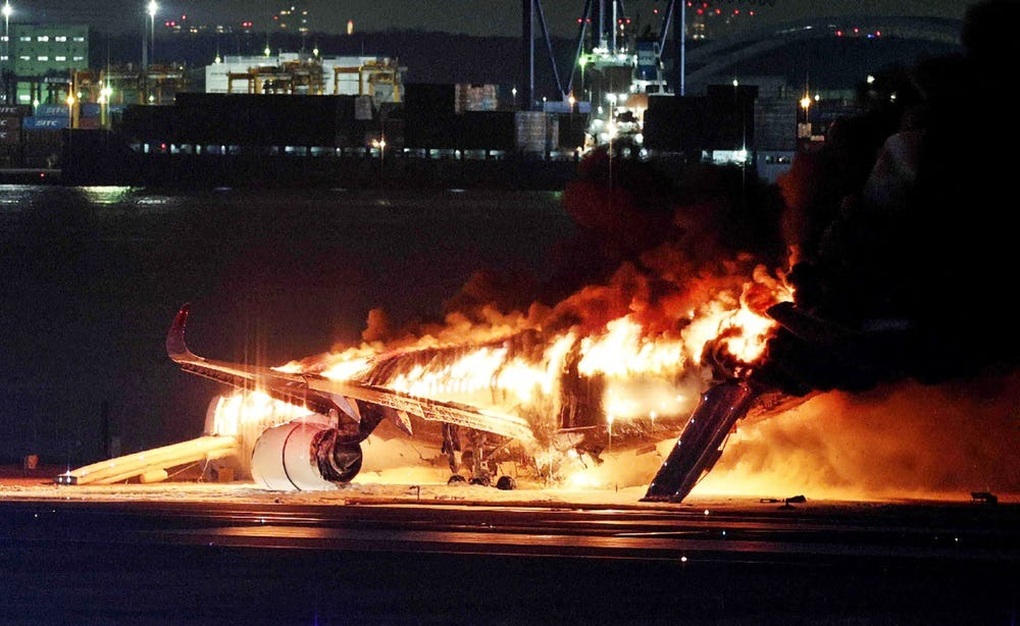 379 hành khách và phi hành đoàn trên chuyến bay JAL516 của Japan Airlines (JAL) an toàn thoát khỏi sự cố